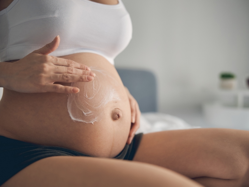Bị rạn da màu đỏ là làm sao, nên xử lý thế nào?
